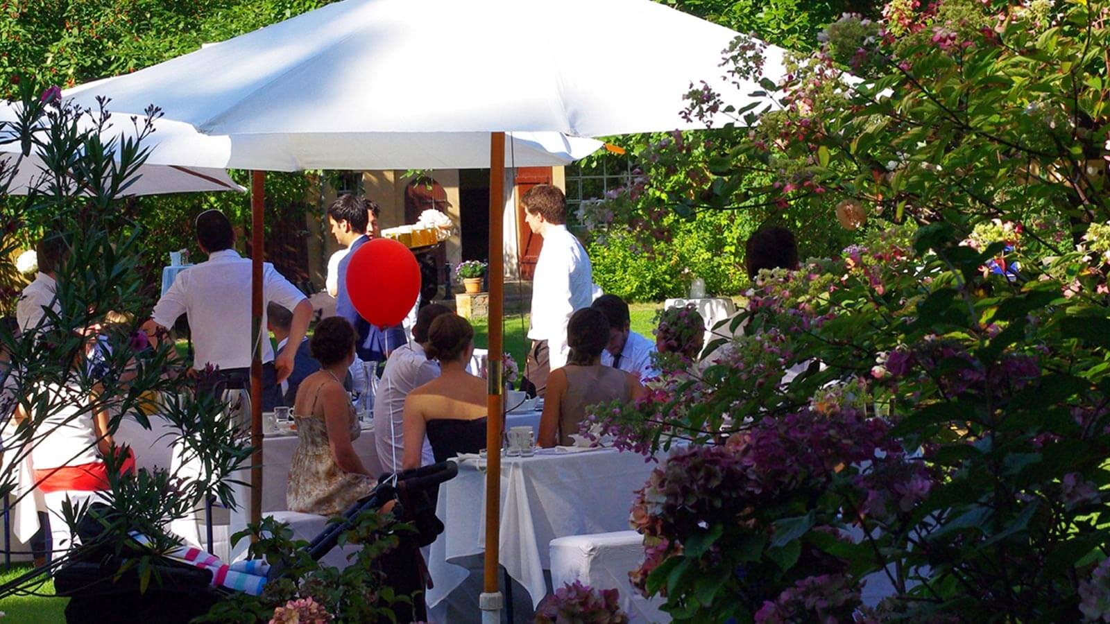 Feier im Garten mit Gästen und Dekoration